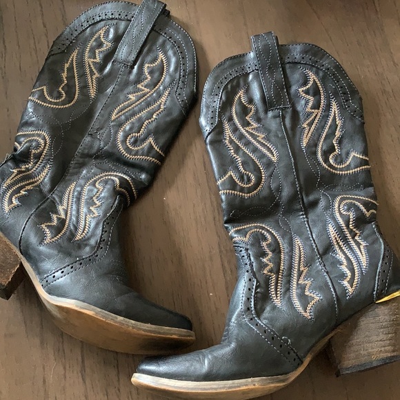 Very volatile Raspy Black Cowboy Boot - Picture 2 of 6